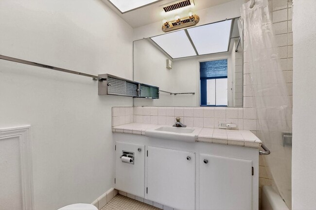 Building Photo - Art Deco Condo 1 Bedroom  1 Bath with cove...