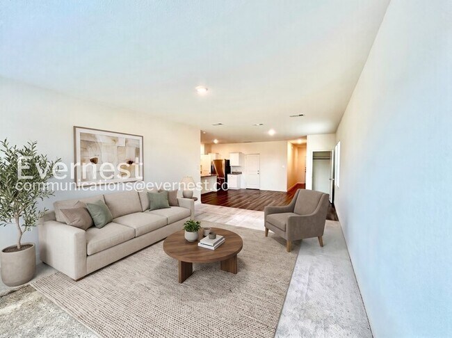 Building Photo - 5 Bed/3 Bath Home with Fenced Yard & Garage / Pet-Friendly / Available Now!