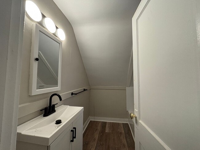 Building Photo - 3 Bedroom 1 Bath, Single Family Home, Lyell - Otis Neighborhood!