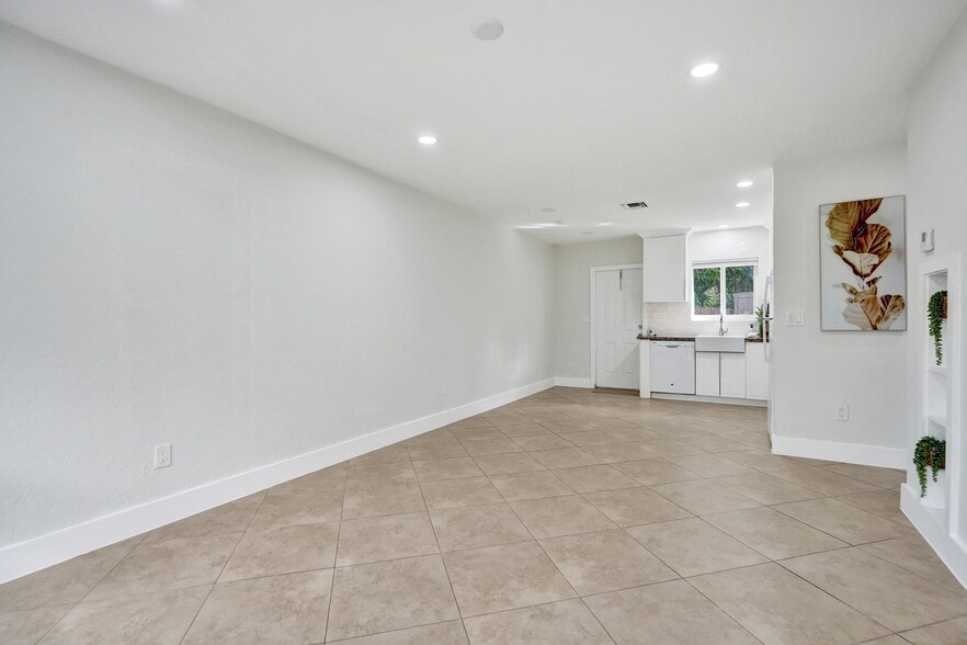 Building Photo - 3033 NE 20th Ter