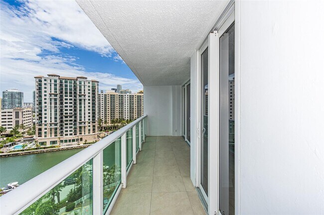 Building Photo - 100 Bayview Dr
