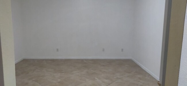 Building Photo - 4 bedroom 2 bath