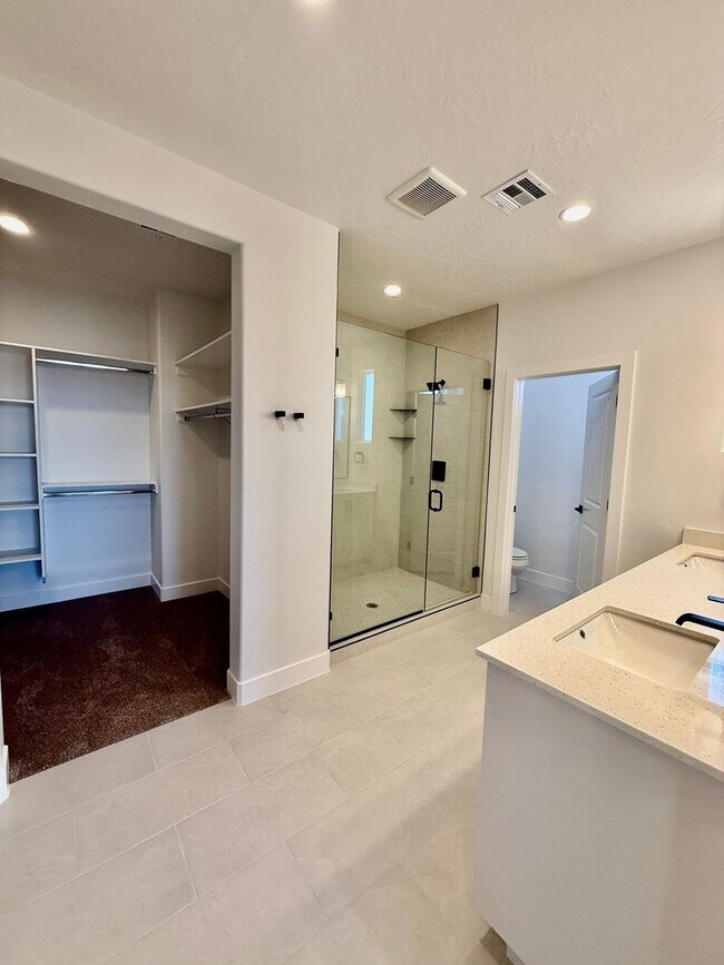 Building Photo - BRAND NEW Four Bedroom Townhome in Desert ...