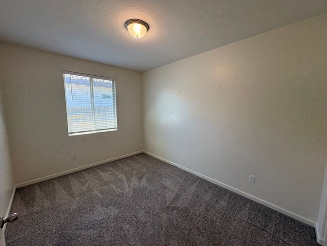 Building Photo - Comfortable NW Visalia Home Rent Ready!