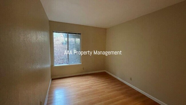 Building Photo - Beautiful 4 bedroom 2.5 bath townhome w/ v...