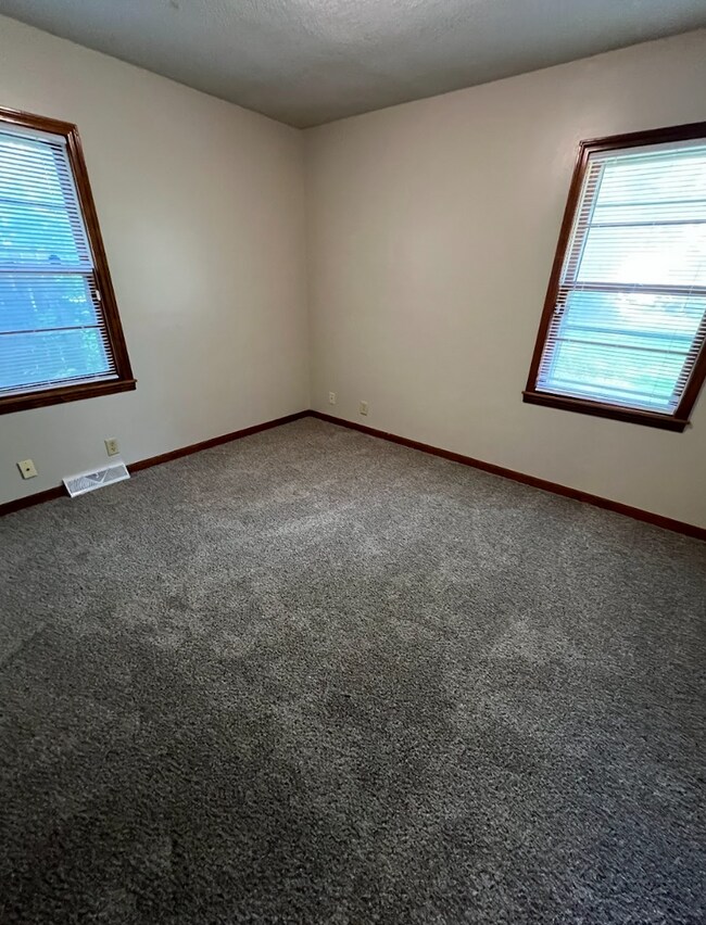 Building Photo - Don't miss out on this cozy duplex!