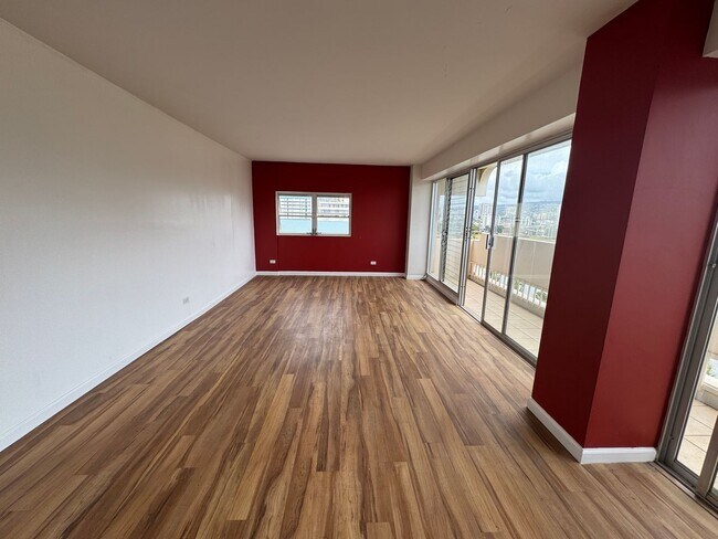 Building Photo - 2 Bed/1.5 Bath/1 Parking at Twin Towers in...