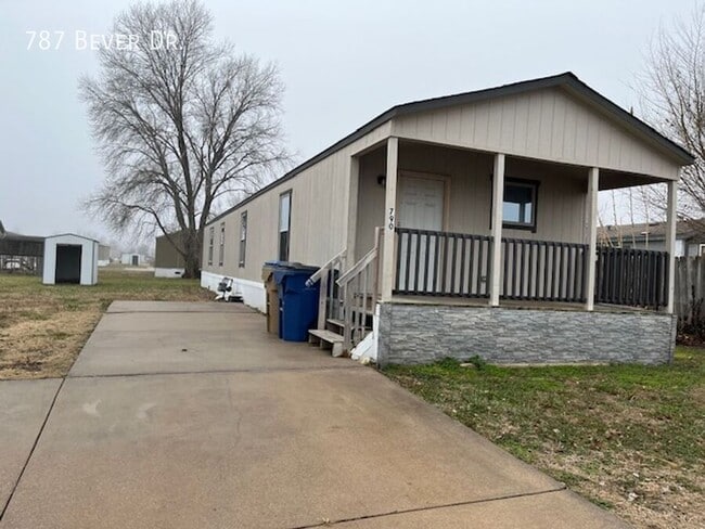 Building Photo - 787 N Bever Dr