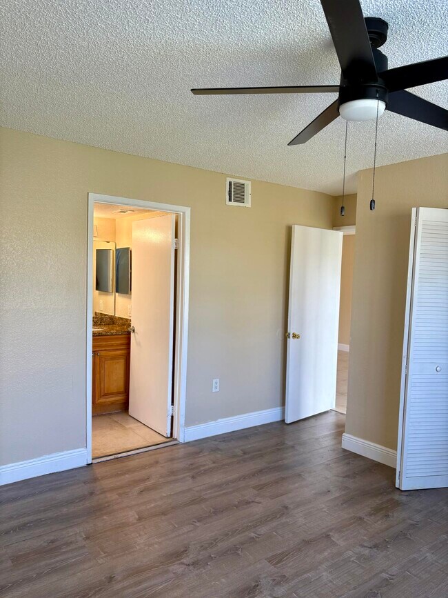 Building Photo - 1545 Lake Crystal Dr