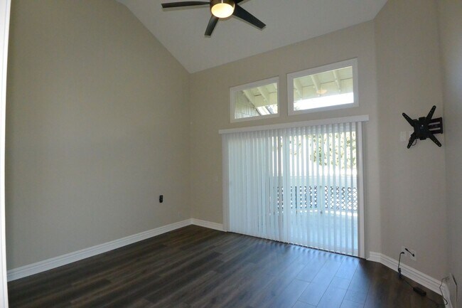 Building Photo - Beautiful Remodeled 2 Bed 2.5 Bath Condo in Pacific Ranch