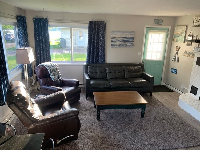 Building Photo - Fully-Furnished Cozy Retreat