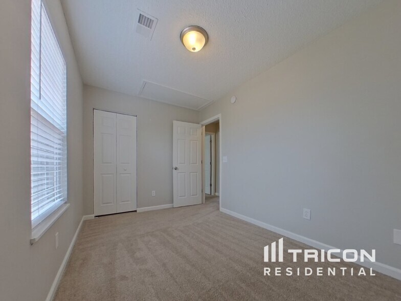 Building Photo - 661 Thornhill Dr