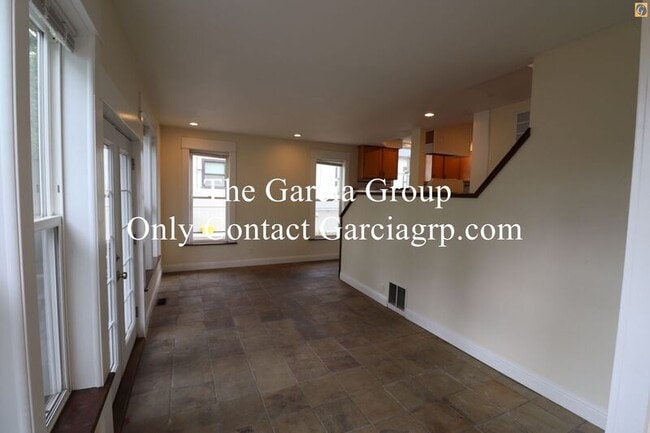 Building Photo - 602 NE Brazee St