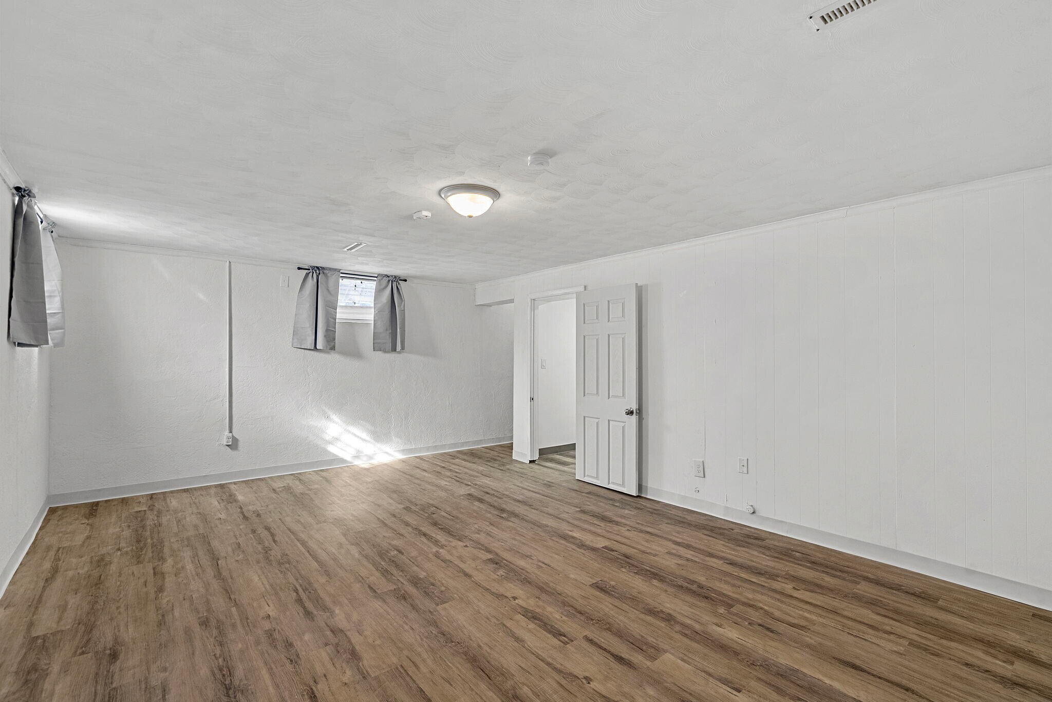 Building Photo - 906 E 84th St