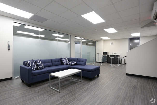 Resident Lounge - Cloverly Park Apartments