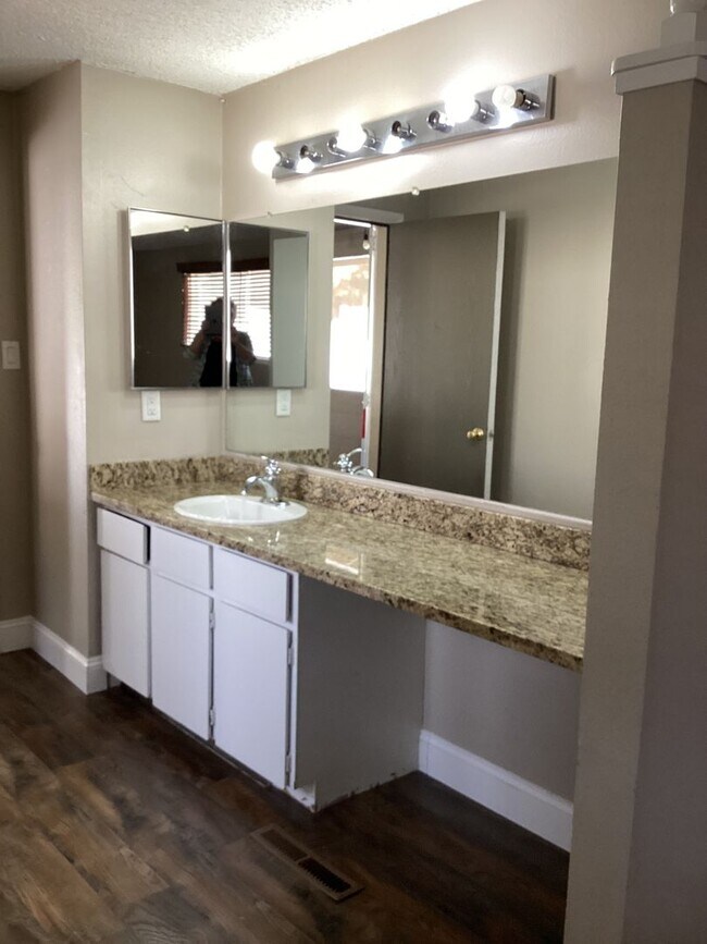 Building Photo - NEW ON THE MARKET - SPPACIOUS 3 BEDROOM, 2...
