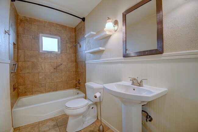 Building Photo - 5316 Van Christopher Dr NE