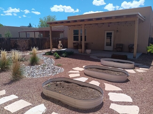 Building Photo - 3 Bedroom, 2 Bathroom Home! Schedule a Showing today!