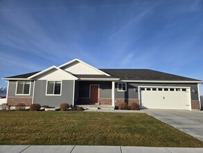 Building Photo - Upscale Smithfield Home for Rent with Resort Style Amenities!