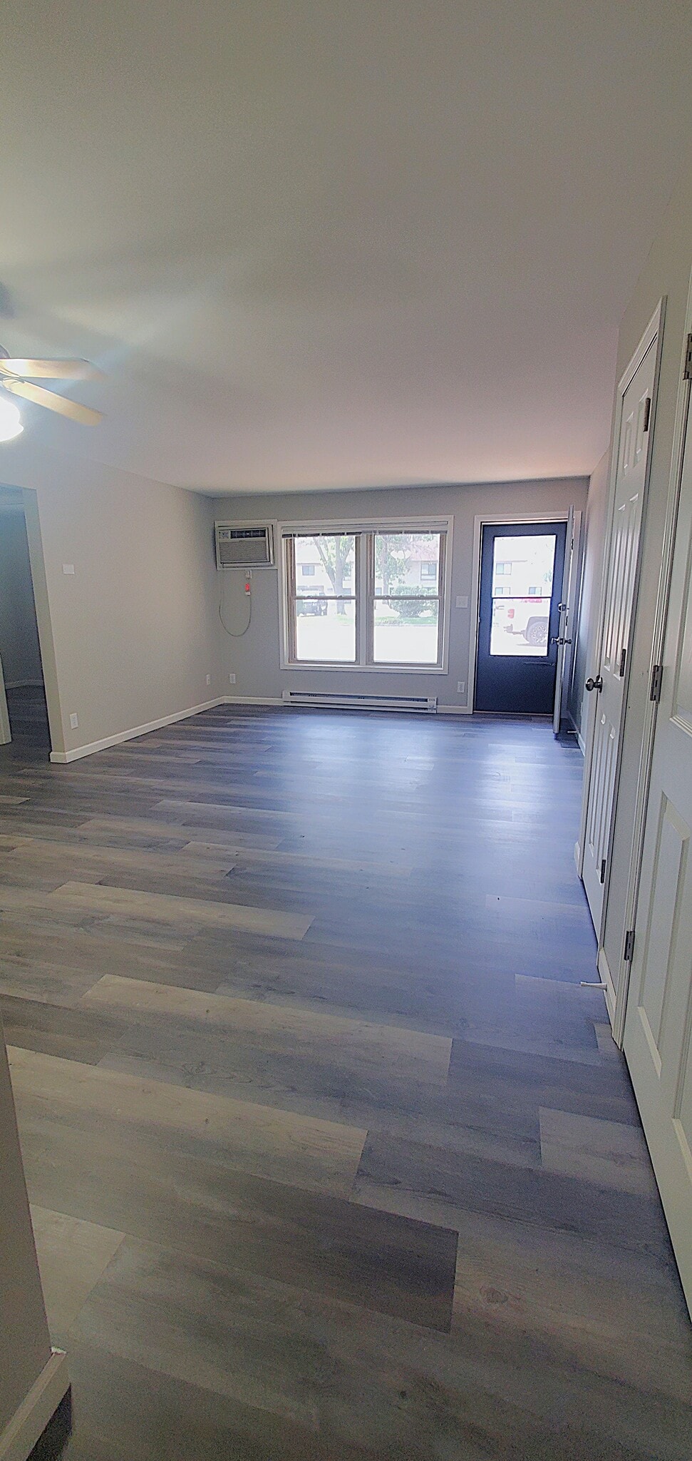 Building Photo - 325 W 9th St