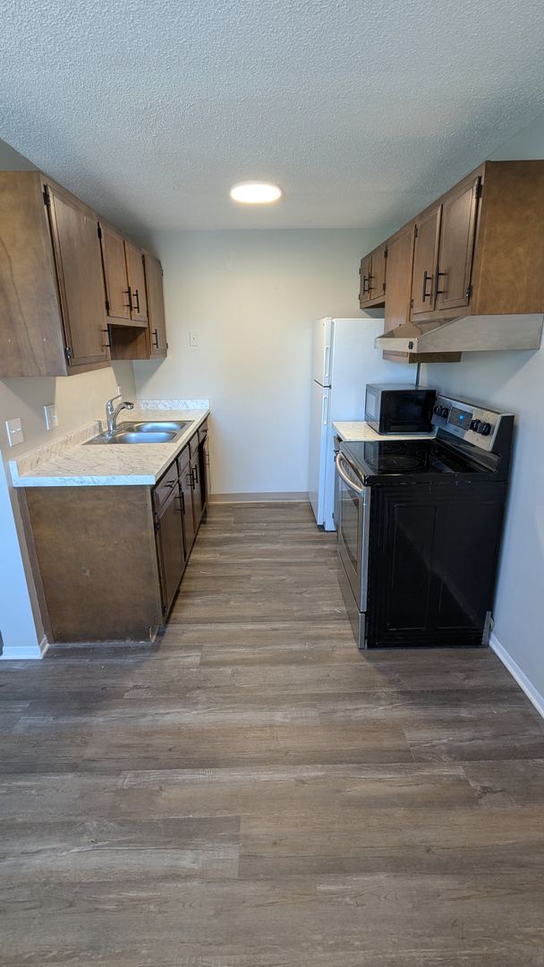 Building Photo - MN Cedar Village (809)