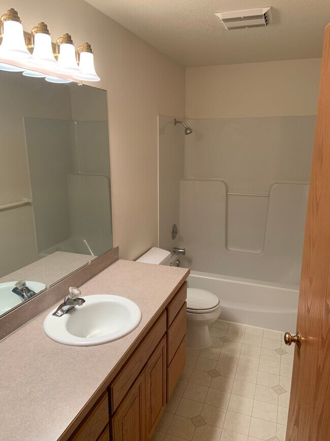 Building Photo - Escape to the Serene Beauty of Vineyard Mo...