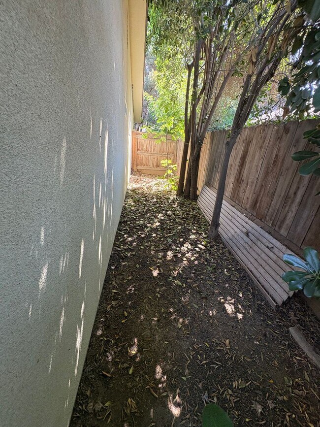 Building Photo - Beautiful Home with solar Rent Ready!