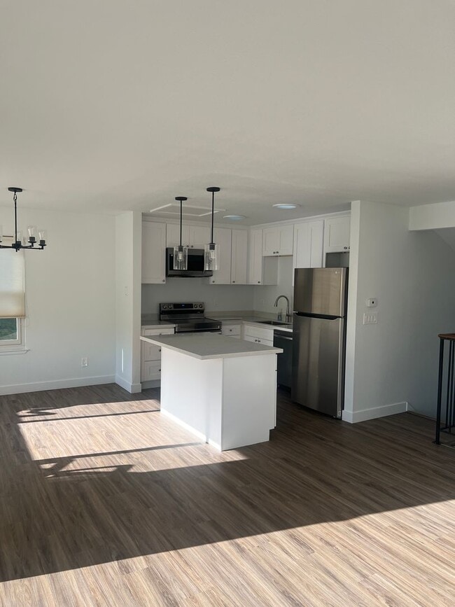 Building Photo - Charming Fully Remodeled 3 Bedroom, 2 Bath...