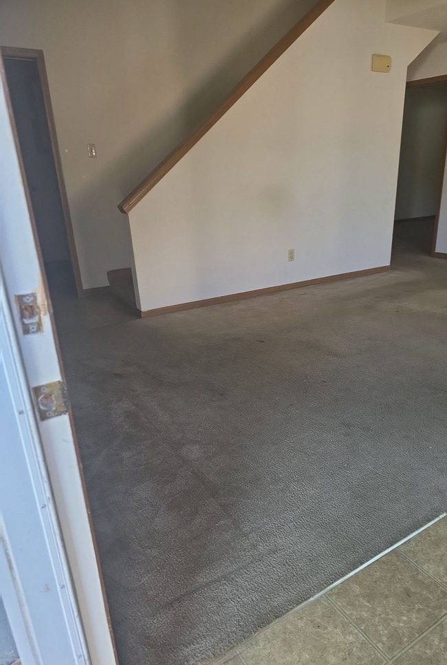 Building Photo - Great 3 Bed 2 Bath Duplex w/ attached 2 car garage!