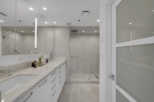 Building Photo - 4114 W Palm Aire Dr