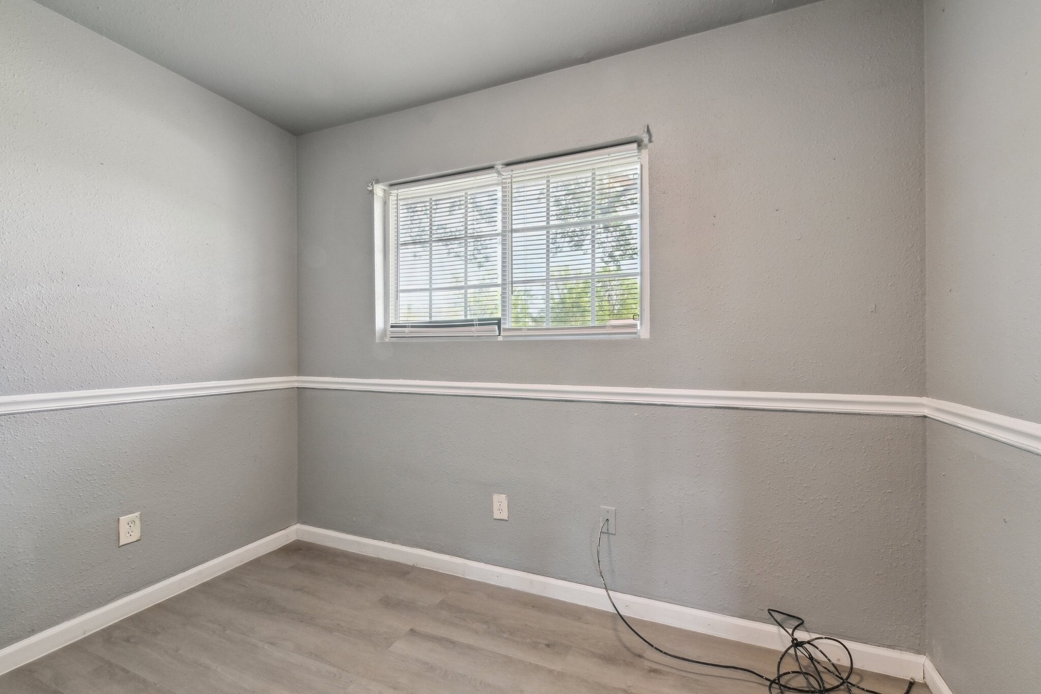 Building Photo - 1604 Parklane Dr