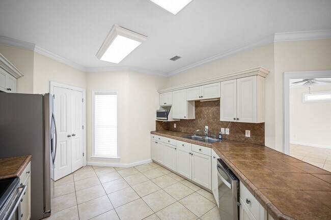 Building Photo - 11750 Village Green Dr