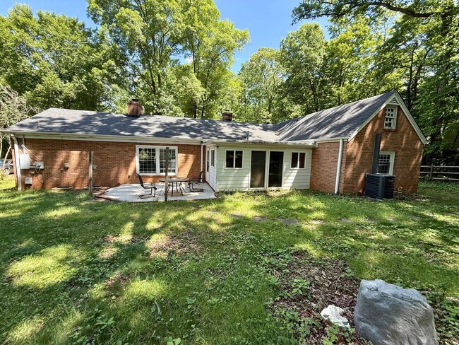 Building Photo - Beautiful 3 Bed 2 Bath Home Located Right ...