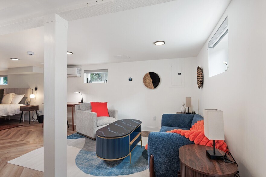 Building Photo - 2314 NE Flanders St