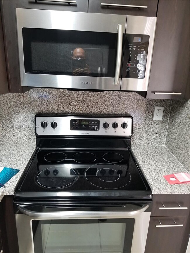 Building Photo - 6435 SW 130th Ave