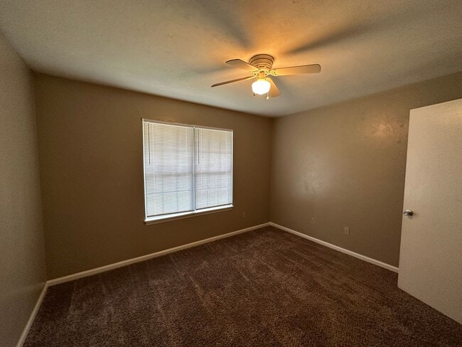 Building Photo - NE Tallahassee Melody Hills unit avail now!