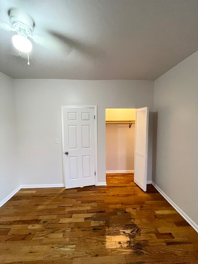 Building Photo - 1530 N Avers Ave