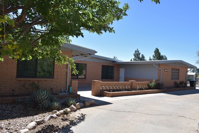 Primary Photo - Great home in Great Neighborhood