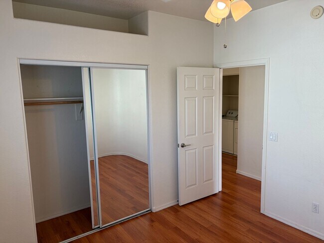 Building Photo - 2 Bedroom 2.5 Bath Townhome!