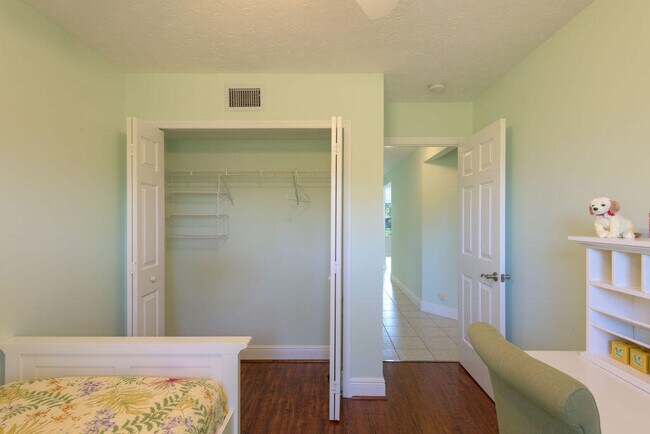 Building Photo - 1250 SW San Antonio Ave