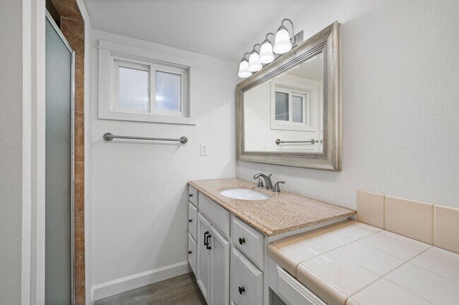 Building Photo - 403 38th St