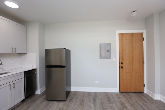 Building Photo - 545 W Belmont Ave