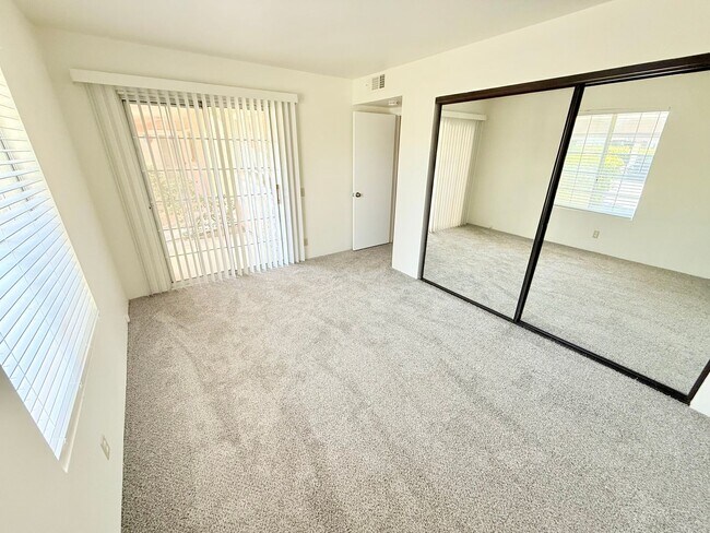 Building Photo - Freshly Updated 2-Bedroom Condo In The Mes...