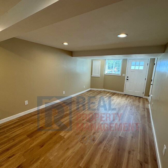 Building Photo - Giles/Valenzuela - 3204 (Cascade Group - G...