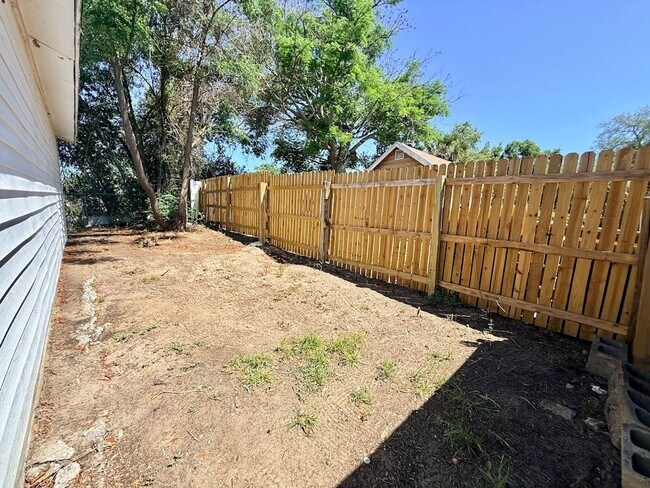 Building Photo - Large and Spacious 3/3 on near half acre NO HOA!