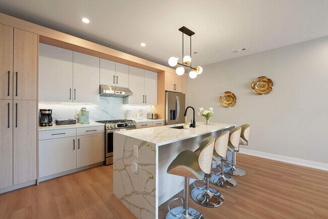 Building Photo - 2344 W Polk St