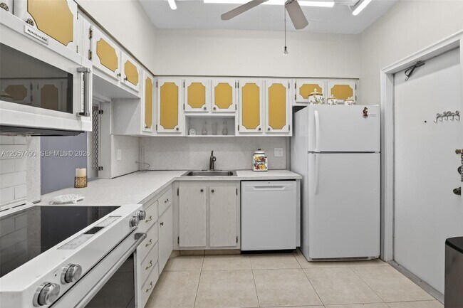 Building Photo - 1817 S Ocean Dr