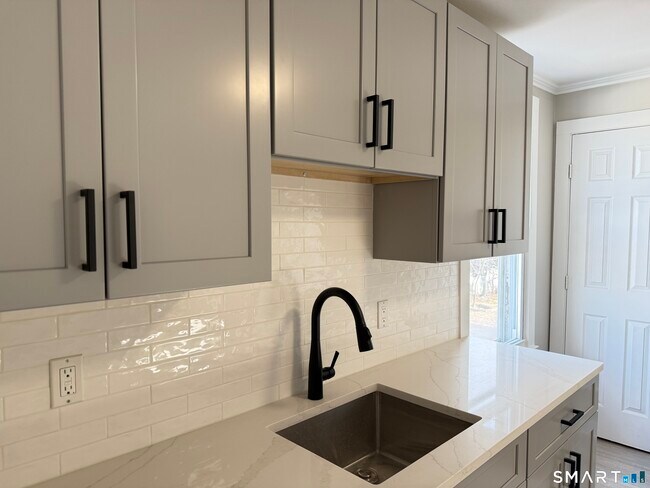 Building Photo - 3 Yost St