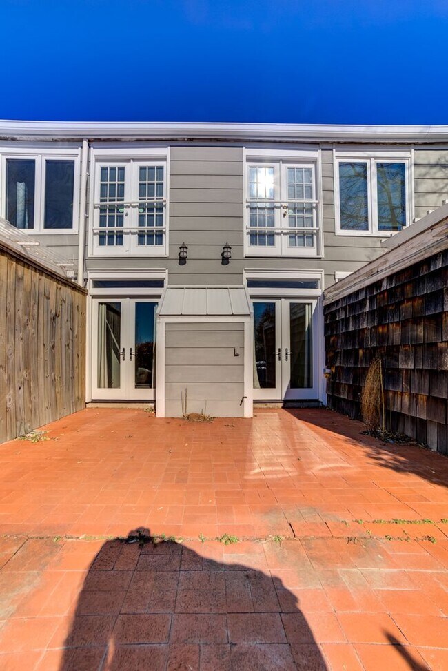 Building Photo - 2 Bed 2.5 Bath Right off Cherry Street!!