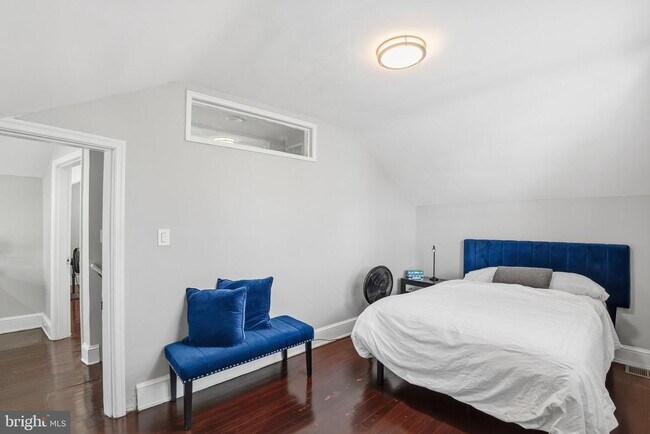 Building Photo - 1341 Franklin St NE